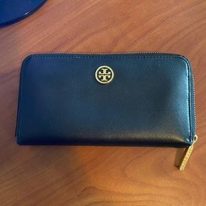 Tory Burch Robinson Continental Wallet in Black!